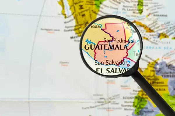 Mapa de la República de Guatemala a través de una lupa