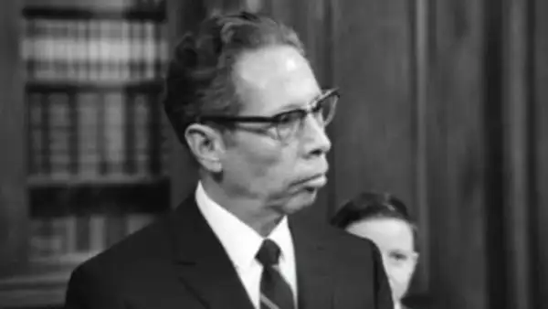 Gustavo Diaz Ordaz en una foto en blanco y negro. Viste traje negro, camisa blanca y lentes.jpg