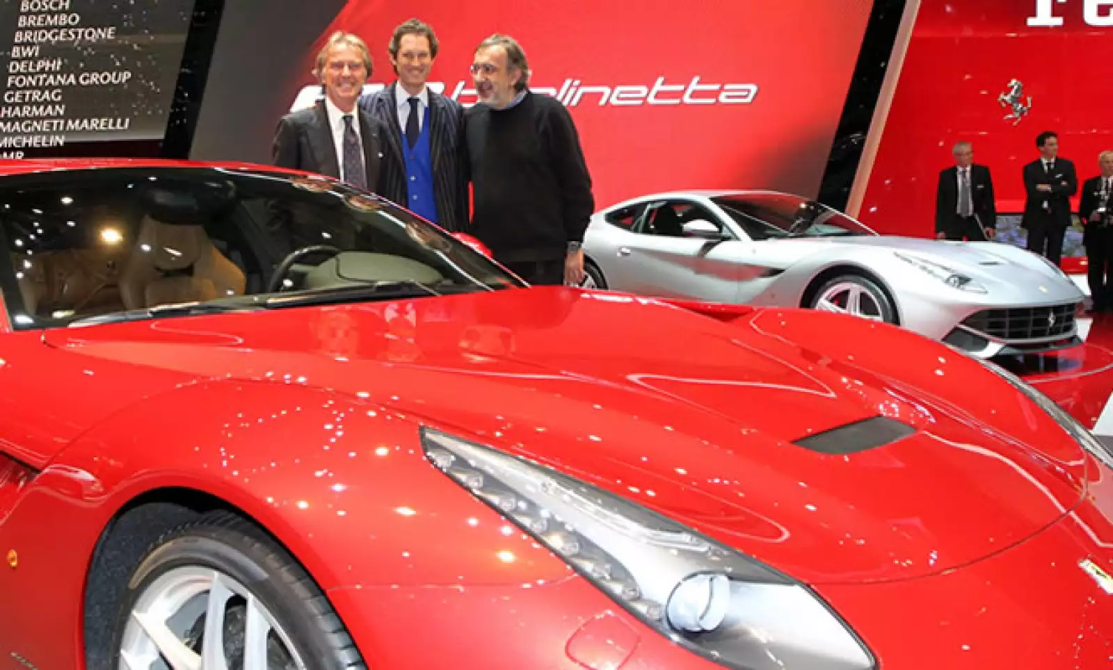 Luca Cordero di Montezemolo, CEO de Ferrari, John Elkann, presidente de Fiat, y Sergio Marchionne, líder de Fiat-Chrysler, se reunieron junto al nuevo Ferrari F12 Berlinetta.