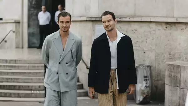 Hombres caminado con short y saco. 