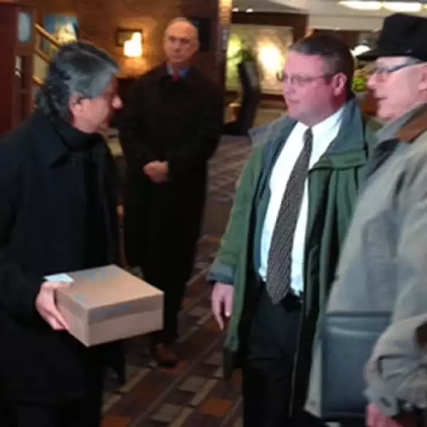 Activistas entregan firmas contra Calderon