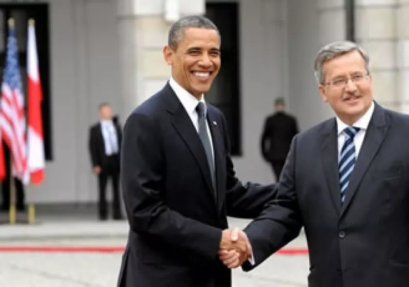 Obama saluda a su homólogo polaco Bronislaw Komorowski en la ceremonia de bienvenida del Palacio Presidencial de Varsovia.  (Foto: Reuters)