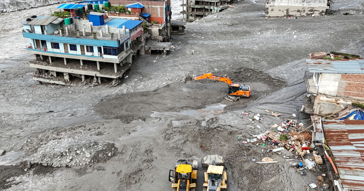 NEPAL: TSUNAMI DE LODO DEVASTA FRONTERA CON TÍBET