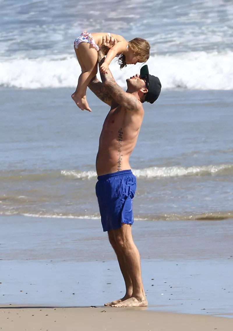 El ex futbolista y sus hijos disfrutaron del verano en Malibú. David no perdió opotunidad de consentir a su encantadora hija.