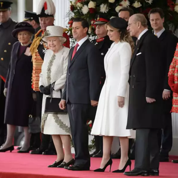 La familia real inglesa recibió la visita mexicana en en el patio de maniobras del Palacio de la Guardia Montada.