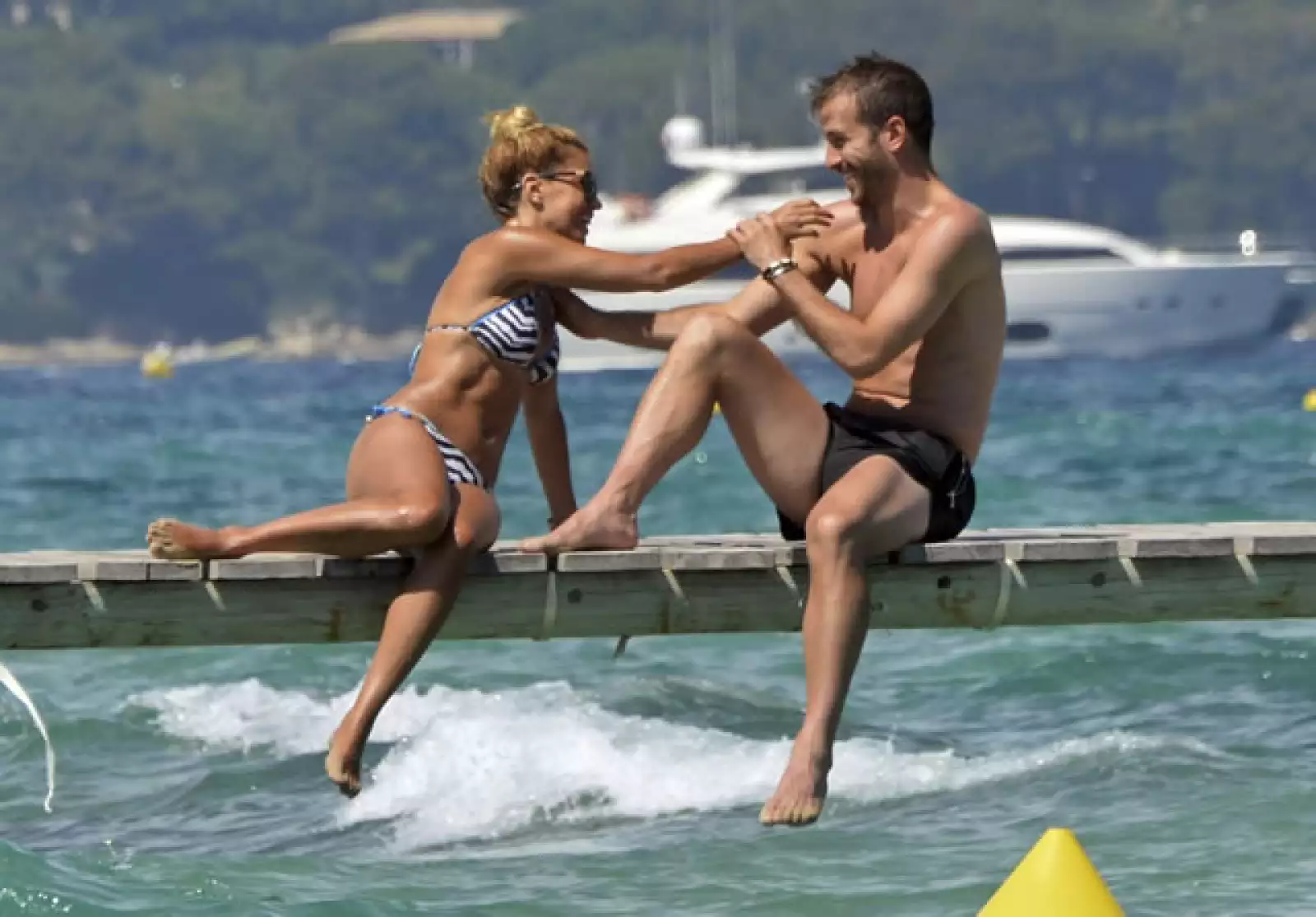El jugador del Tottenham, Rafael van der Vaar decidió escaparse a las playas de Saint-Tropez en compañía de su esposa Sylvie van der Vaart.