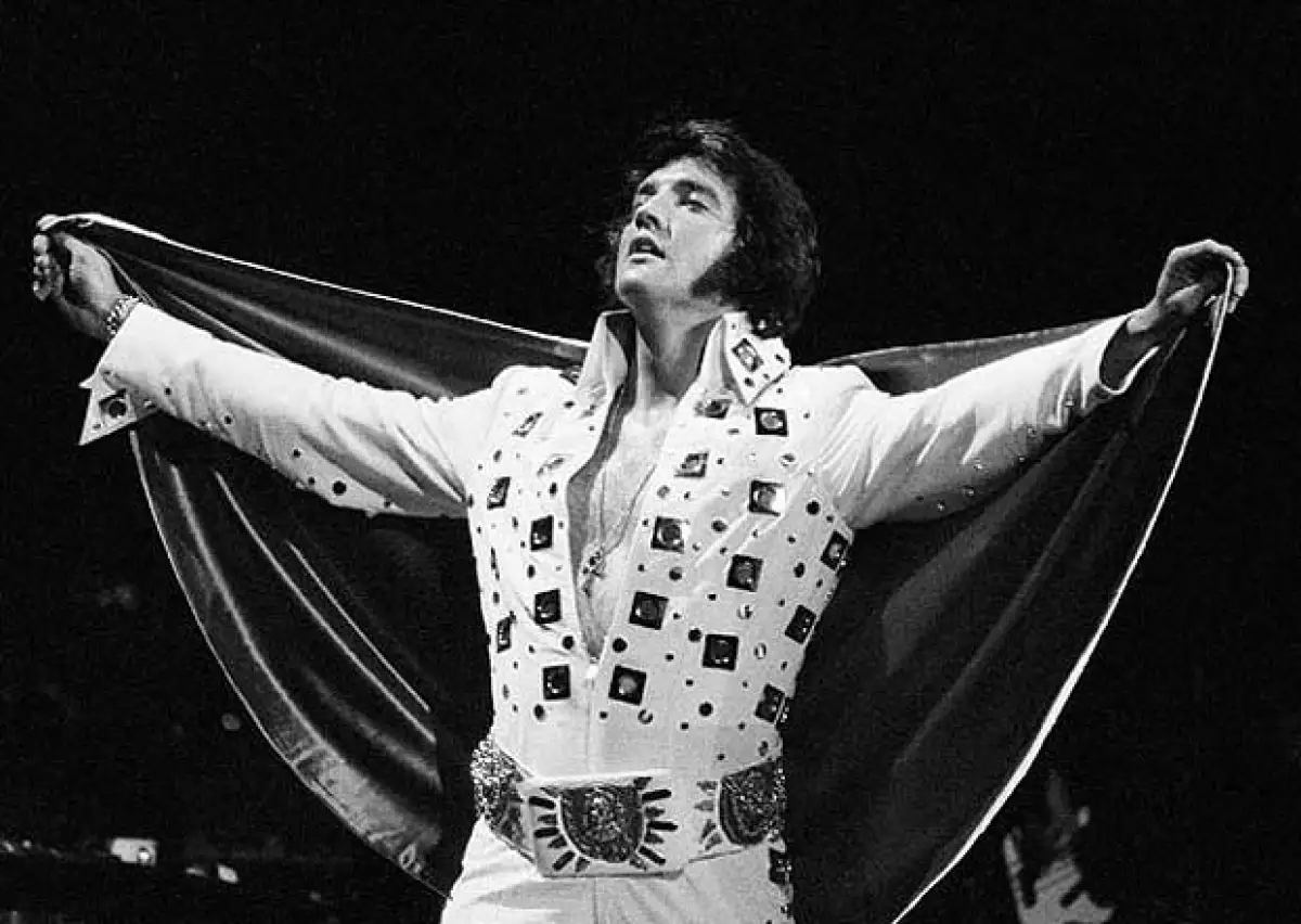 La particular capa de Elvis que usaba en sus últimos años como estrella.