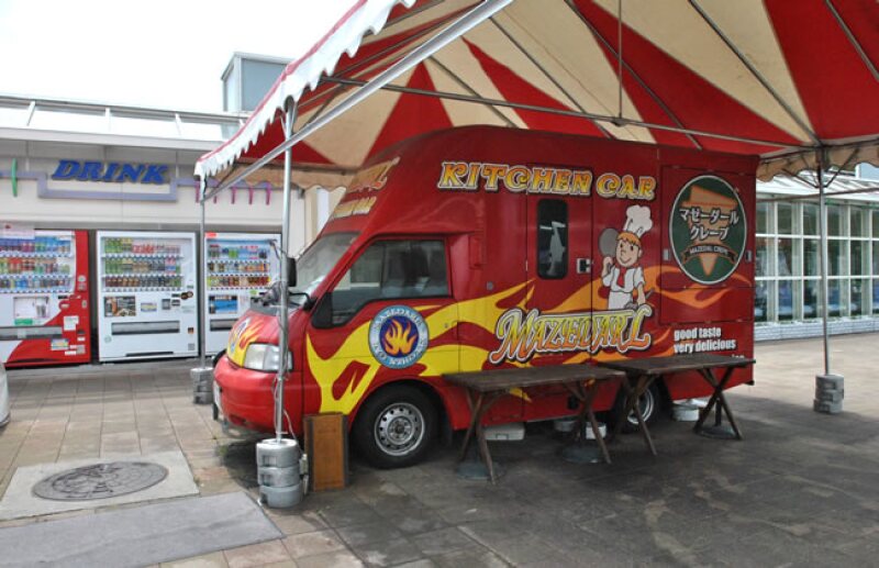 Un food truck estacionado en una parada sobre la carretera a Nagano