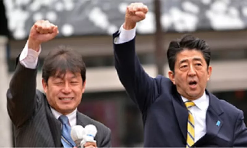 Si Shinzo Abe (derecha) llega al poder, heredará una economía en recesión. (Foto: Cortesía CNNMoney)