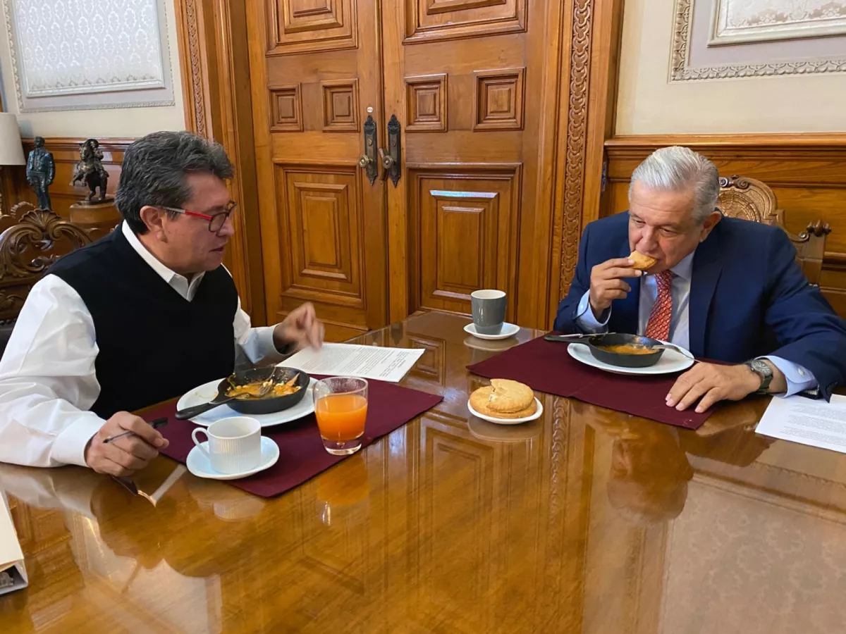 AMLO y Ricardo Monreal desayunando juntos en Palacio. 