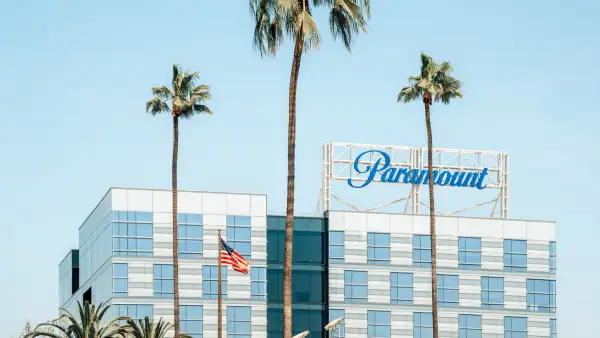 Exterior de un edificio de Paramount con el logo en el punto más alto de éste.