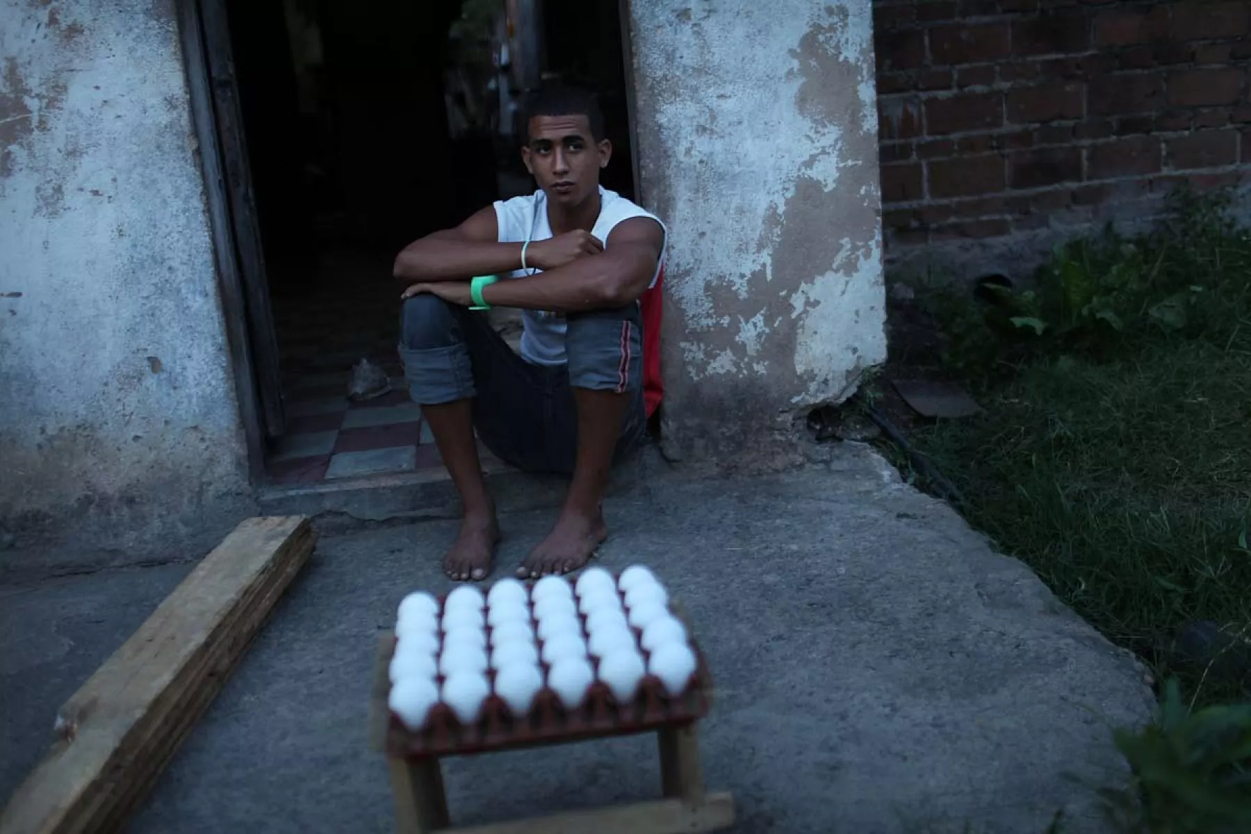 El hambre crece en América Latina con nuevas olas de COVID (Un hombre posa junto a un paquete de huevos en las calles de Santiago De Cuba)