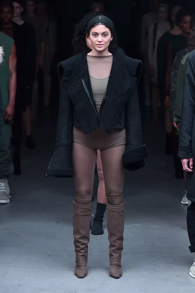 La menor del clan kardashian-Jenner apareció como modelo en la pasarela que su cuñado realizó para Adidas, demostrando que el modelaje también podría ser lo suyo.