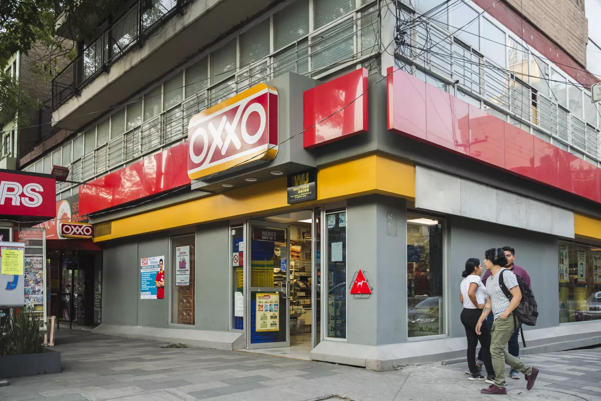 Exterior de una tienda Oxxo: clientes de Santander ya podrán disponer de efectivo