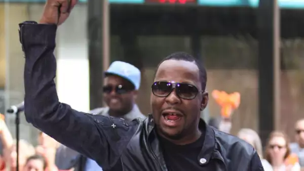 El ex marido de la fallecida cantante Whitney Houston, contrajó nupcias el lunes en Honolulu, Hawai.