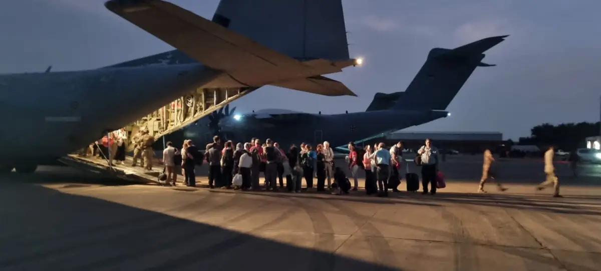 Ciudadanos italianos abordan un avión C130 de la Fuerza Aérea Italiana durante su evacuación de Jartum, Sudán, en esta foto sin fecha obtenida por Reuters el 24 de abril de 2023.