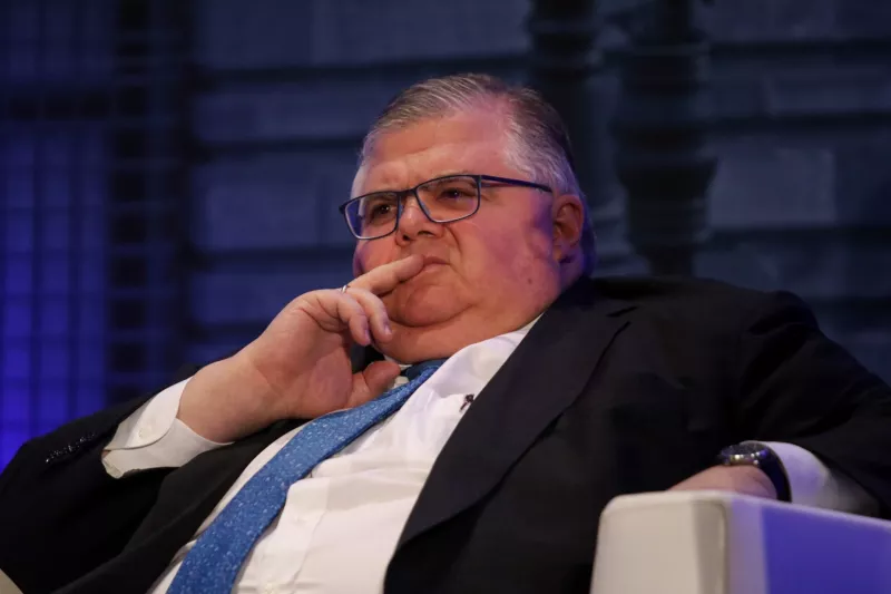 Carstens advierte por inflación persistentemente elevada