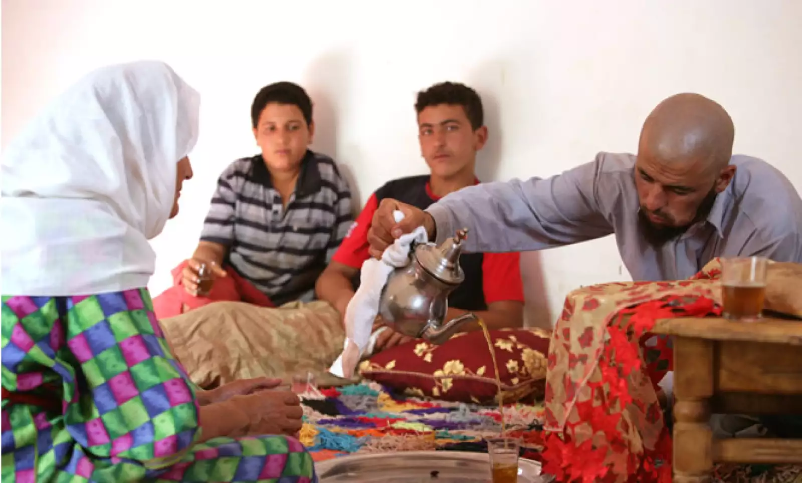 Cuando bebas té con el dueño de una tienda, no hables con él sobre precios –o negocios de ningún tipo– hasta que los vasos estén vacíos.
