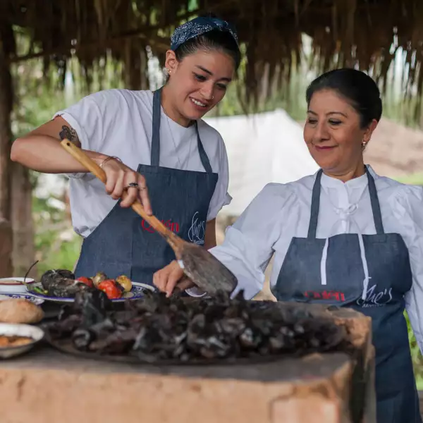 mujeres cocinando