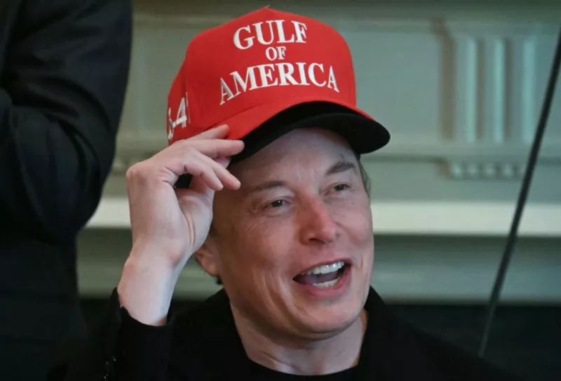 Elon Musk, con dos sombreros, habla durante una reunión del gabinete en la Sala del Gabinete de la Casa Blanca en Washington, DC, el 30 de abril de 2025.
