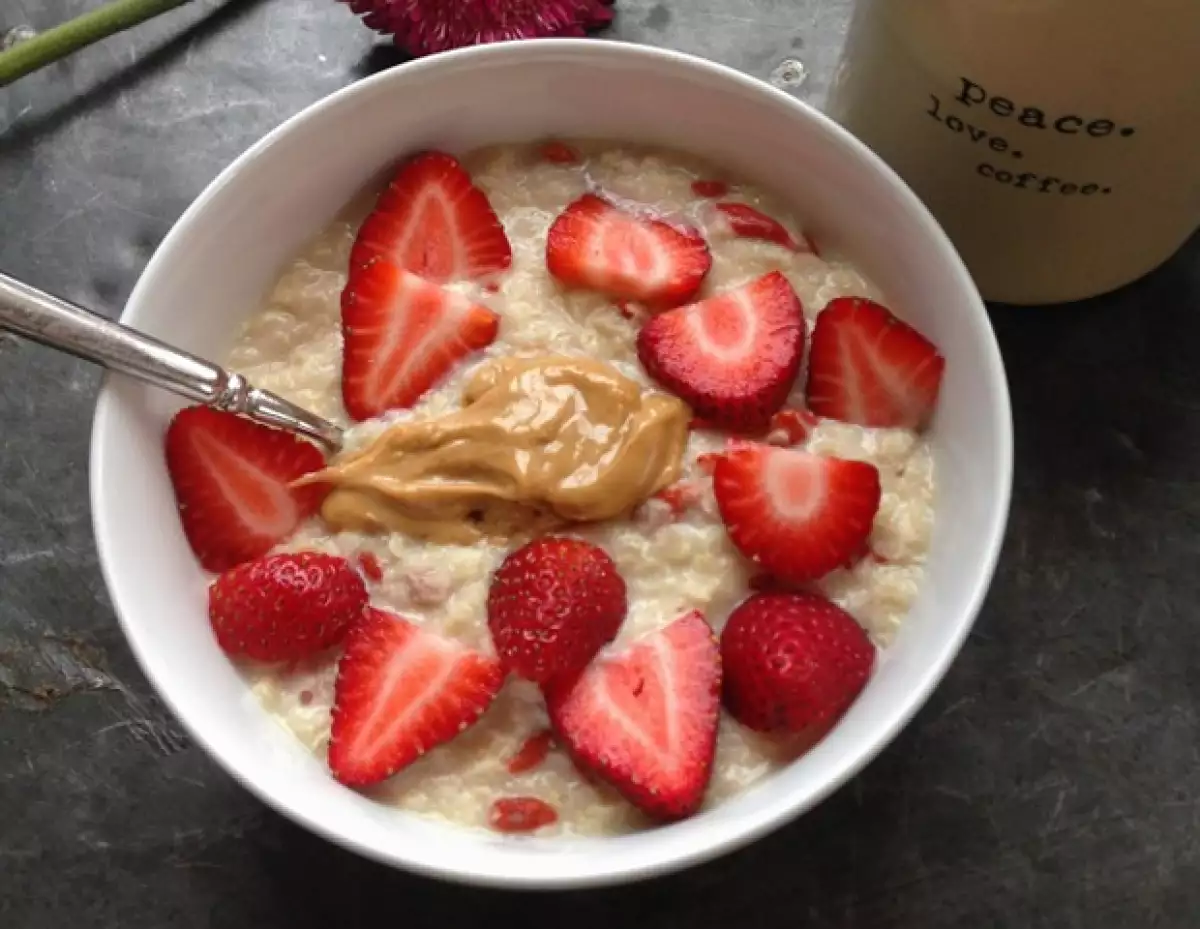 El cereal de quinoa es rápido de cocinar y te dejará satisfecho durante la mañana.