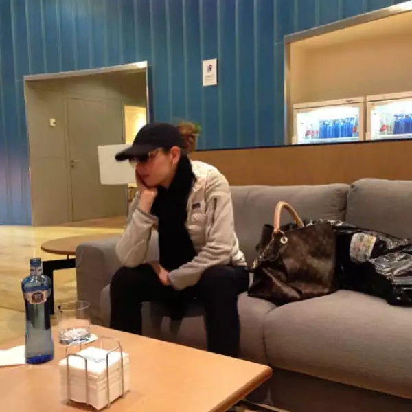 Thalía: Ya lista en la sala de espera del aeropuerto.... Quedándome dormida sentada! #showbussines #BehindTheScenes