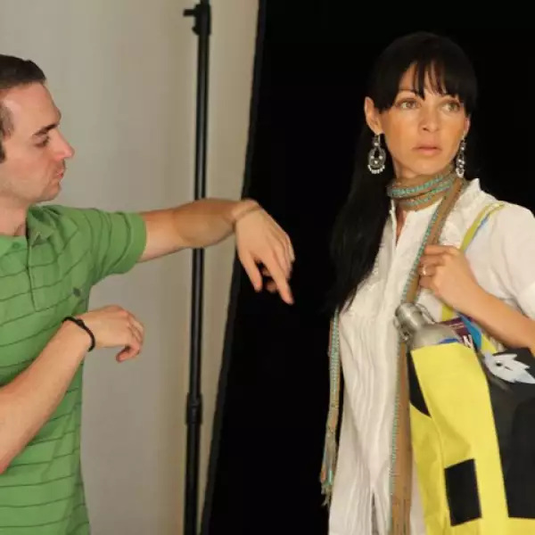 Como toda una profesional, Celina del Villar siguió instrucciones y posó con las bolsas.