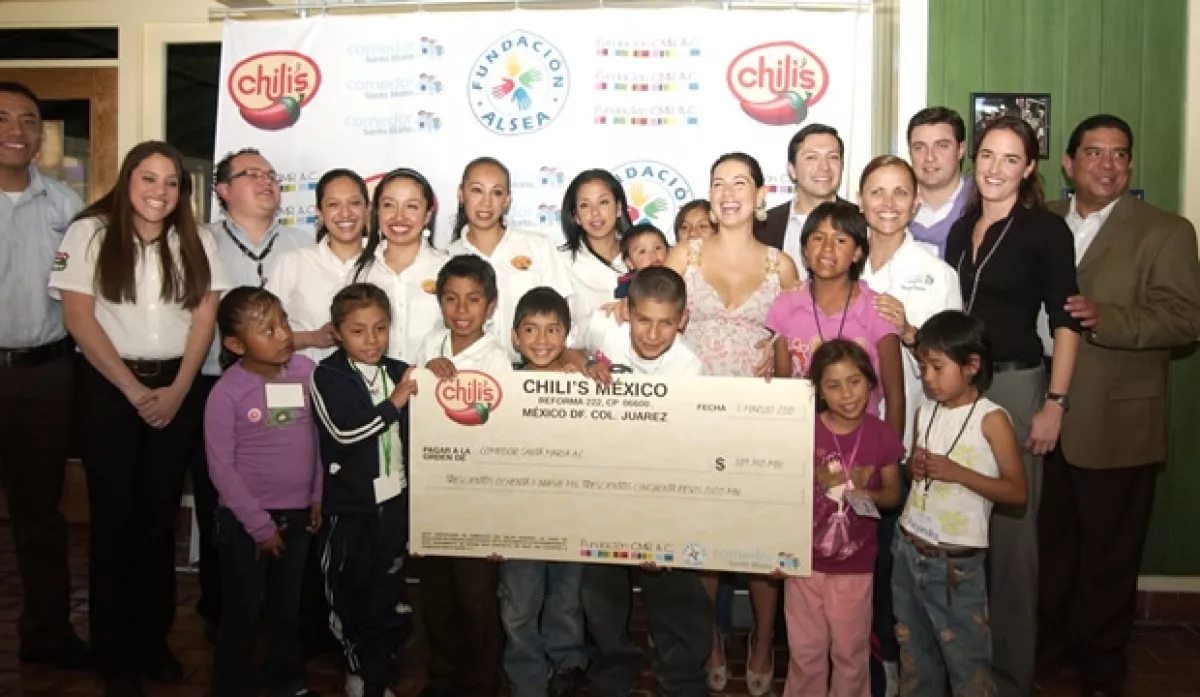 La entrega del cheque simbólico por la cantidad de 389 mil 350 pesos se realizó en presencia de Lizaldi.