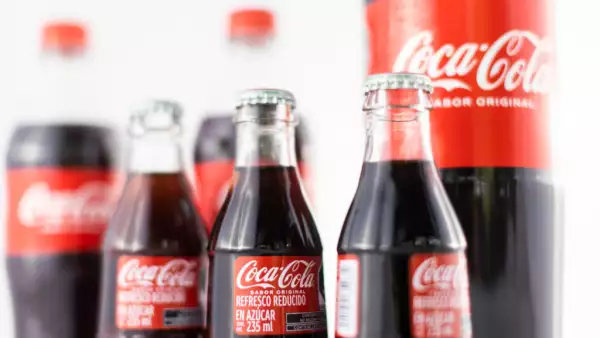 (Diferentes presentaciones de Coca-Cola)