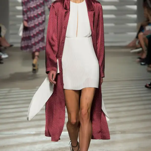 Haz como Tahkoon y levanta tu look en blanco con un saco color Marsala.