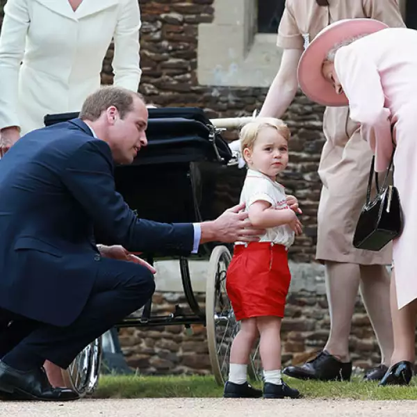 La reina y el príncipe William estuvieron al tanto del pequeño George.