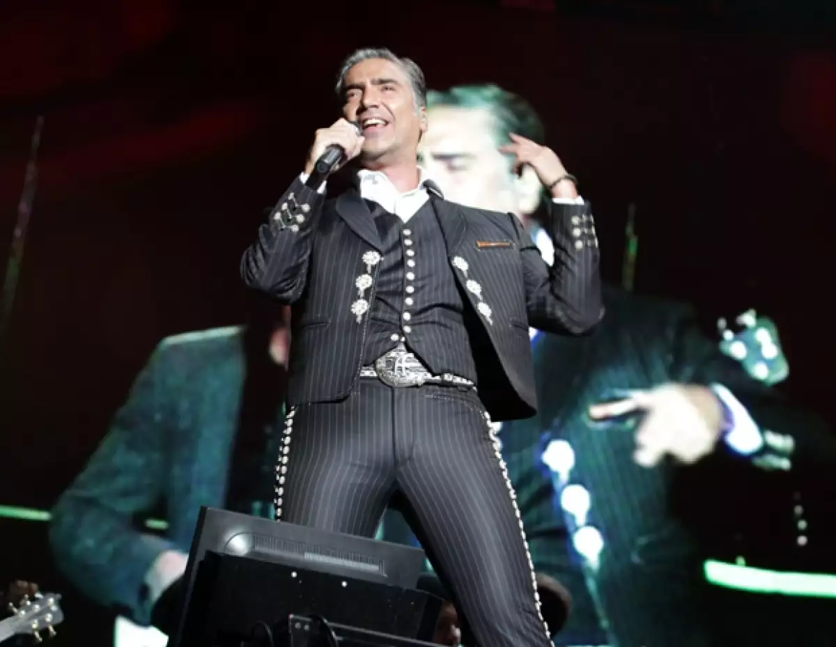 Alejandro Fernández cautivó a las mujeres.