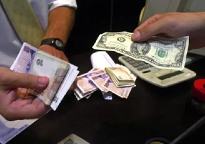 Argentina sufrió una fuga de capitales de alrededor de 10,000 millones de dólares en el primer semestre del año. (Foto: AP)