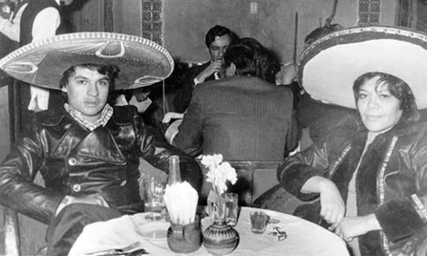 En 1966 Juan Gabriel posa con una amiga en el Noa Noa durante un descanso después de cantar.