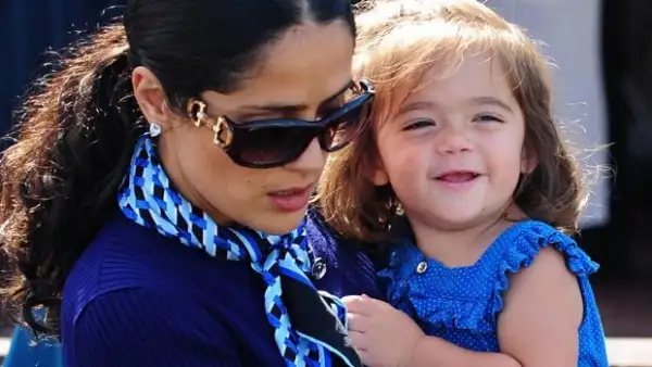 La actriz mexicana admitió en una entrevista con Jimmy Kimmel que recurrió al mercado negro para obtener una botarga no oficial de Barney para el cumpleaños de Valentina Paloma.