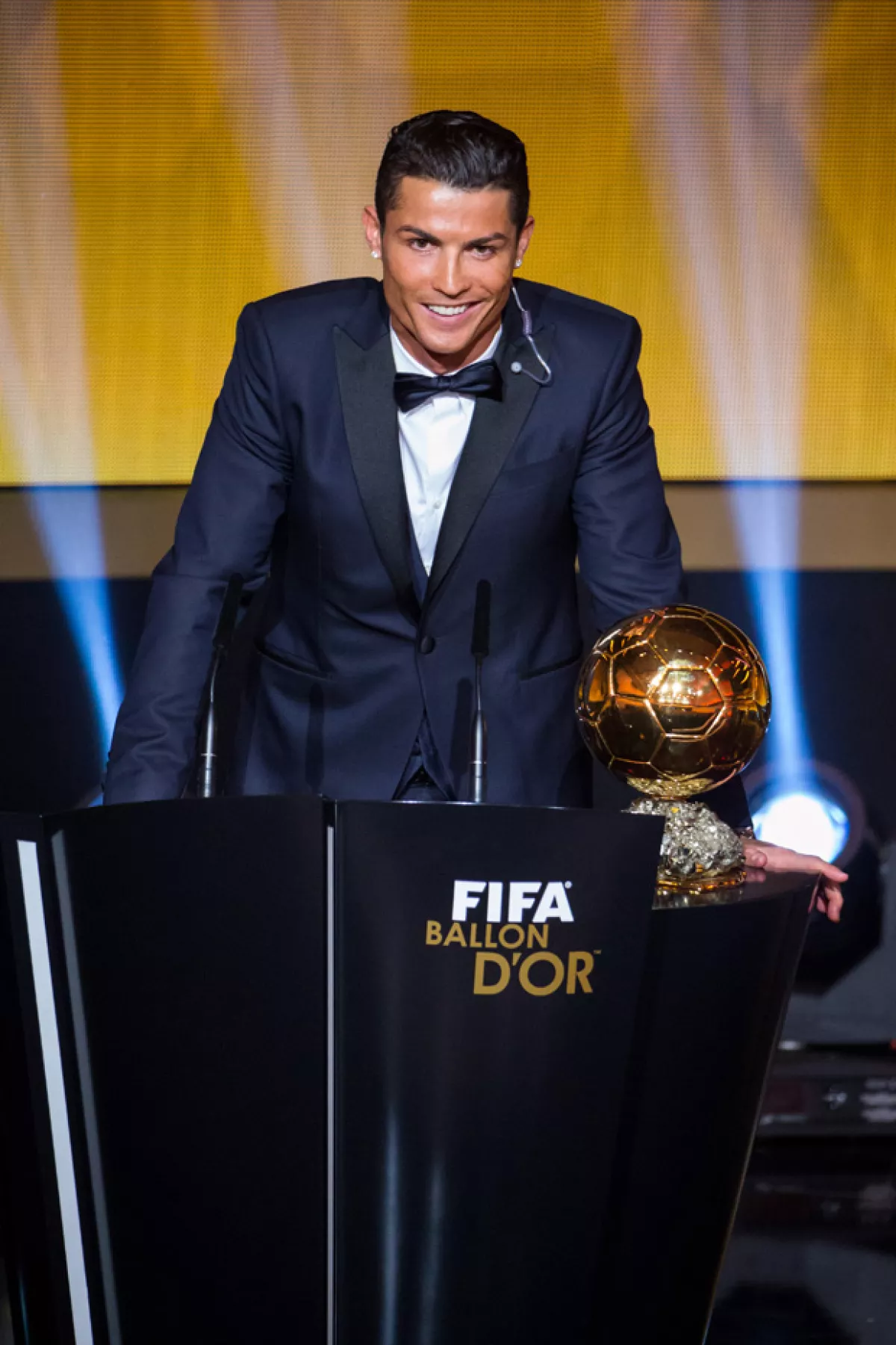Al recibir por tercera ocasión el Balón de Oro de la FIFA, el futbolista se veía contento pero en su discurso no nombró a Irina, lo que despertó algunos rumores.