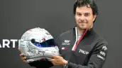 El piloto mexicano de F1 Sergio Pérez, del equipo Cadillac, muestra su casco de edición especial durante una conferencia de prensa en la Ciudad de México, el 27 de octubre de 2026, antes del próximo Gran Premio de México. 