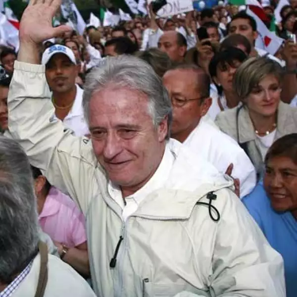 Alejandro Martí sólo marchó 10 minutos debido a que a cada paso la gente le mostraba su sentir por la pérdida de su hijo Fernando.