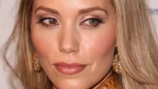 Elizabeth Berkley en The Curse of the Jade Scorpion.