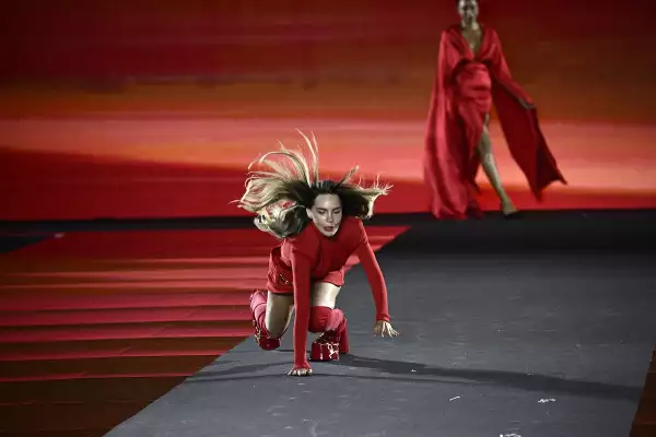 La caída de Belinda en la pasarela de L'Oreal en Paris Fashion Week