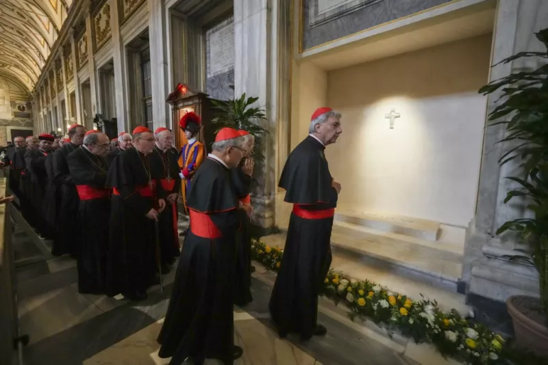 Los cardenales visitan la tumba del difunto Papa Francisco en la Basílica de Santa María la Mayor un día después del funeral del Papa, en Roma el 27 de abril de 2025.