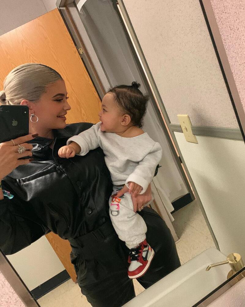 La empresaria ha cambiado las fotos donde mostraba sus curvas por aquellas donde aparece en su faceta de mamá.