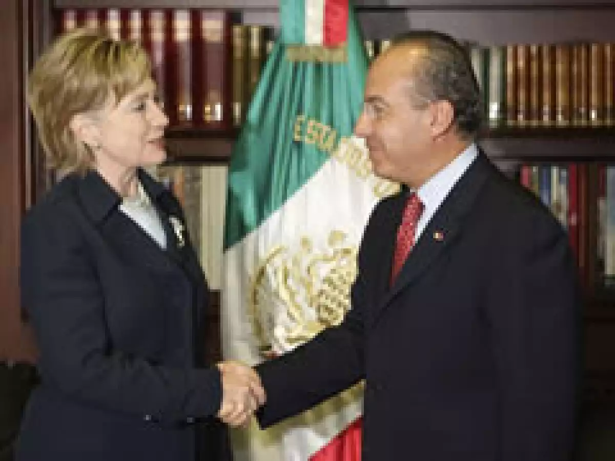 Clinton se reunió con Calderón en su primer día de visita a México. (Foto: Reuters)
