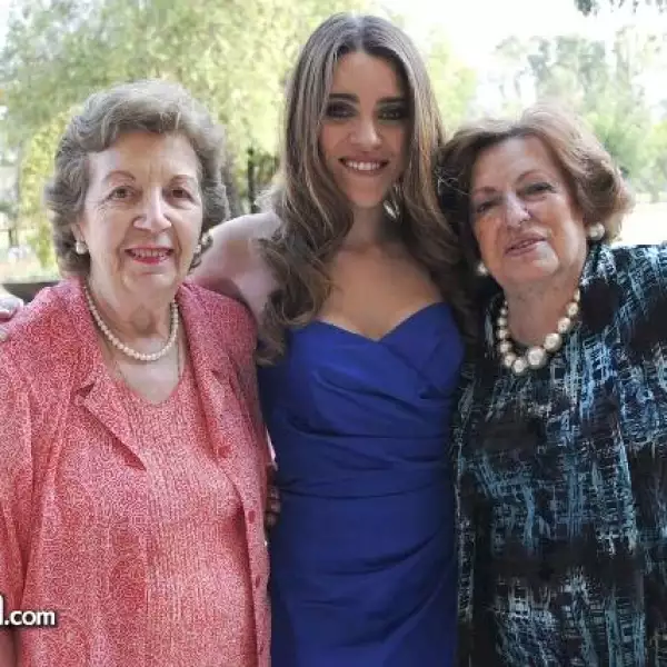 Paulina Novoa con sus abuelitas