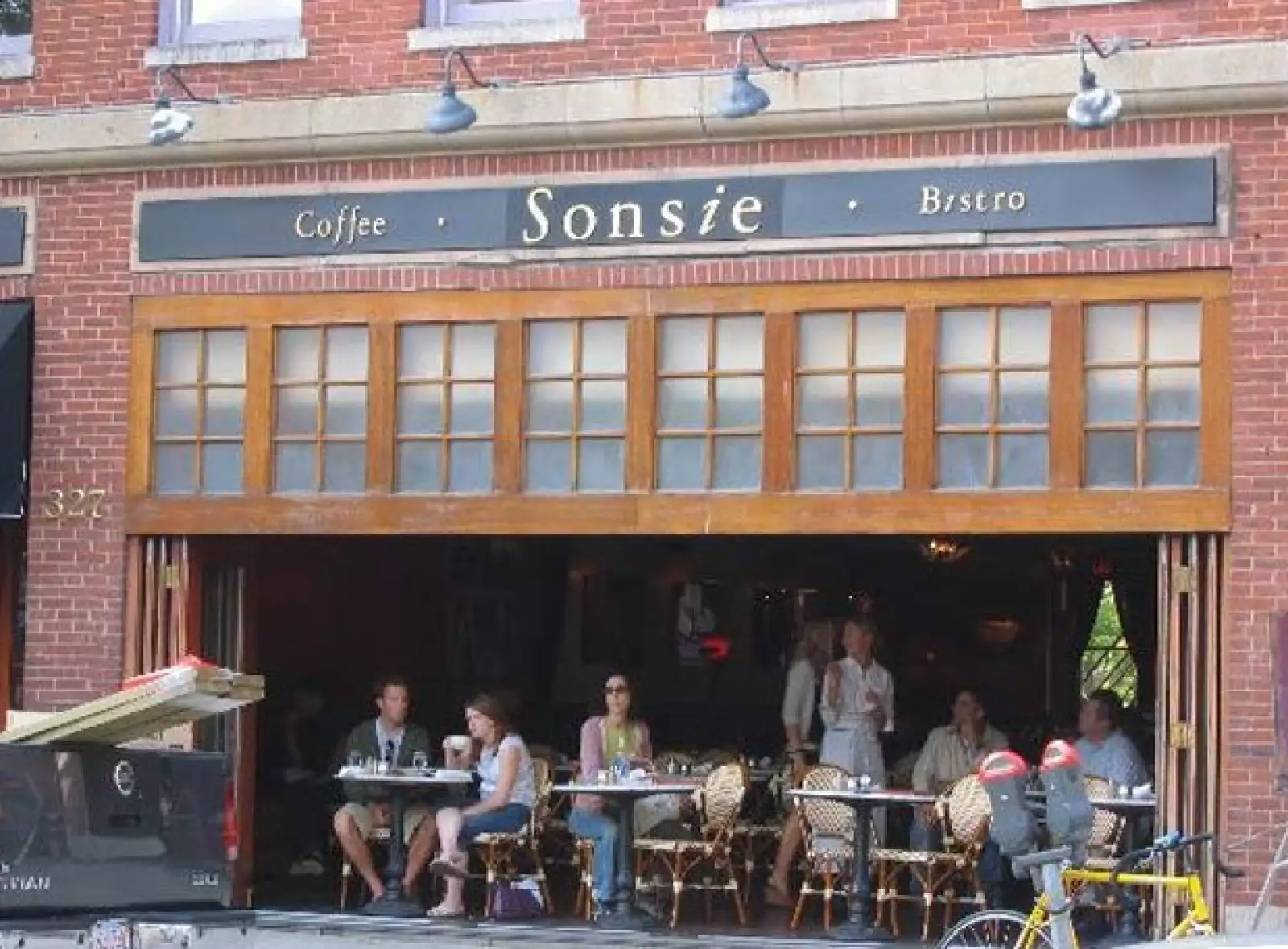 El Sonsie, en Boston, es un restaurante pintoresco y amigable que le encanta a alguien con las mismas características: Katie Holmes.