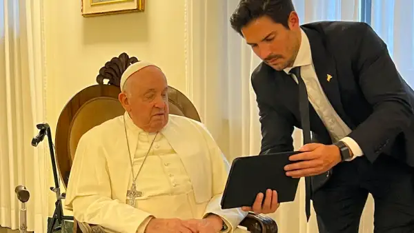 Imagen del Papa Francisco y Víctor González Herrera, presidente ejecutivo de Grupo Por Un País Mejor, durante su encuentro.