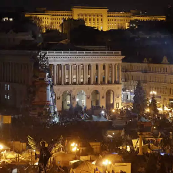 Los manifestantes arrojaron bombas Molotov y adoquines para acorralar a las fuerzas de seguridad en un rincón de la plaza.