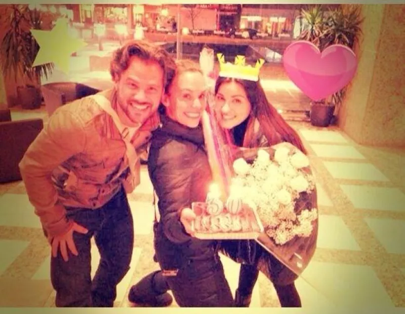 La actriz posteó a través de su cuenta de Twitter esta imagen a lado de sus amigos  Jessica  y Jorge Coch, quienes la festejaron con un pastel y un ramo de flores.