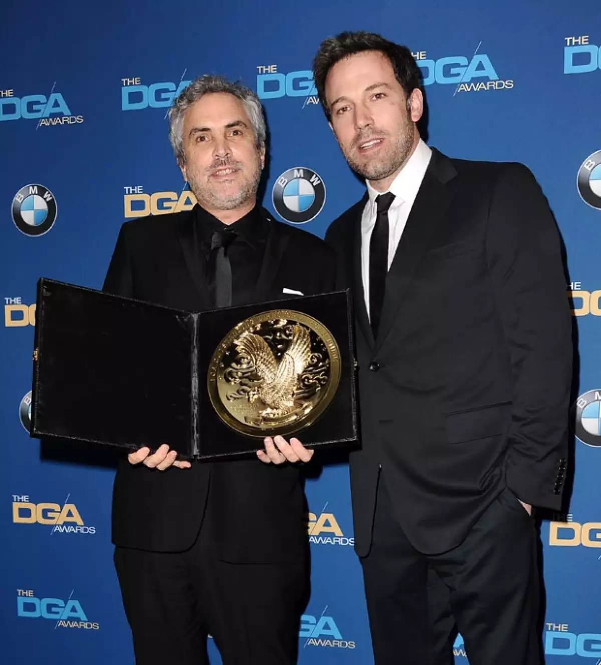 El mexicano posa junto al reconocido actor Ben Affleck tras la entrega del reconocimiento.