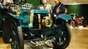 Unos visitantes examinan en Bonhams un Panhard-Levassor Type A de 7 CV y ​​dos cilindros expuesto en Londres el 1 de noviembre de 2007.